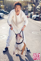 组图：郭家铭携爱宠拍摄写真大片温馨有爱