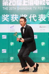 组图：辣妈孙俪获最佳女演员 老公邓超代其领奖