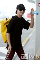 组图：韩星朴珉宇徐康俊休闲装扮现身机场