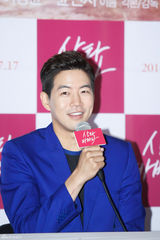 独家：韩星尹珍睿镂空白裙出席试映显优雅