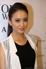 组图：佟丽娅时装周玩百变 黑网遮面穿粉扮嫩