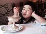 组图：曹格带俩孩子吃饭 女儿酷劲足儿子顽皮