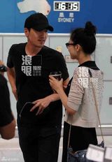 独家：高圆圆机场送赵又廷离京 闸口秀恩爱