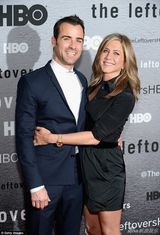 组图：安妮斯顿携未婚夫恩爱亮相力破分手传闻