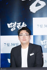 组图：崔岷植李贞贤亮相《鸣梁》试映会