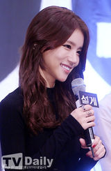 组图：韩星吴仁惠出席发布会 露脐秀性感