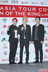 组图：JYJ惊讶粉丝到禁区接机 新专辑讲初恋