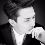 组图：戚薇李承铉婚照曝光 搞怪神情恩爱秀婚戒