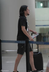 组图：高晓松离婚后首度现身 表情木讷一言不发