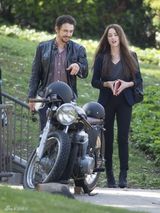 组图：德普未婚妻骑机车俏丽狂野 与弗兰科亲热