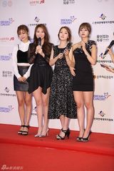 独家：韩星银赫强仁4minute等闪耀红毯