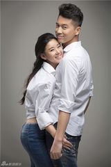 组图：王雷李小萌情侣写真 清新活力动感十足