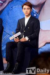 组图：赵寅成孔孝真深情对视 浪漫甜蜜