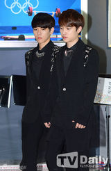 组图：韩团EXO-K出席活动 黑色正装似王子