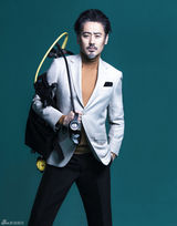 组图：吴秀波曝封面大片 正装潜水大玩湿身诱惑