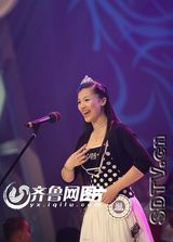 组图：葛天济南参加选秀 环肥高挑笑容满面