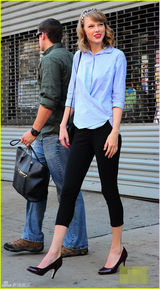 组图：斯威夫特蓝衬衫清新现身 微笑打招呼