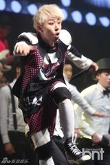 组图：韩团 Block B 发布会 变身粉红淘气恶童