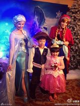 组图：王诗龄变身白雪公主 迪士尼乐园玩拼图