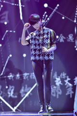 组图：李宇春长沙站见面会 遭男歌迷示爱引轰动