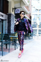 组图：徐正曦时尚街拍 印花西装演绎花样美男