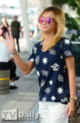 组图：韩团SISTAR亮相机场 太阳镜显时尚