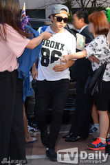 组图：4minute泫雅参加彩排 戴墨镜尽显女王风范