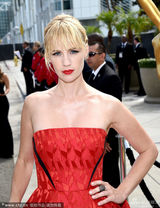 组图：《广告狂人》詹纽瑞-琼斯抹胸红裙甜美