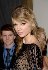 组图：斯威夫特派对变小野豹 透视短裙秀美腿