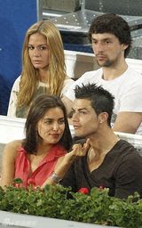 组图：C罗与超模女友沙伊克网球赛恩爱吃手指