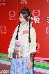 组图：黄浩然为拍戏剃头 黄翠如强调无后台