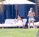 组图：卡戴珊带爱子度假 婚礼后臀围被无情放纵