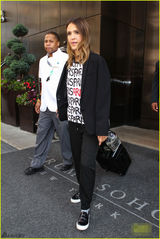 组图：杰西卡-阿尔芭露小蛮腰现身心情好