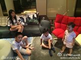 组图：李小璐晒甜馨与王中磊爱子玩耍照
