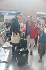 组图：《花爷》挑夫刘烨遇囧途 宋茜遭尴尬