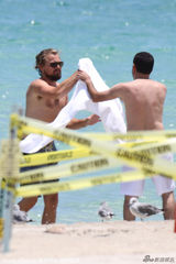 组图：莱昂纳多扎小辫肥壮似熊 海滩张望显寂寞