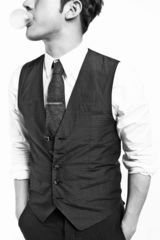 组图：李治廷化身英伦白衣少年玩味十足