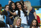 组图：法国队太太团群芳斗艳 玩自拍引球迷围观