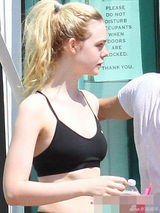 组图：16岁睡美人范宁勤健身 身材纤细肤白如雪