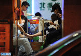 组图：朱丹周一围夜会逛街 甜蜜牵手似老夫老妻