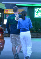 独家：马雅舒素颜携洋老公逛超市一路撒娇(图)