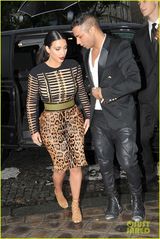 组图：卡戴珊与妹巴黎看秀 身高无优势曲线赢定