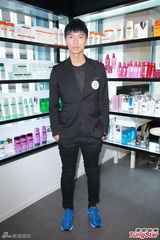 组图：高钧贤调侃无线条件差 早知裁减幕后人员