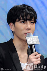 组图：《鸣梁》发布会 戏骨崔岷植演朝鲜名将