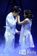 组图：《雨中曲》圭贤湿身放歌Sunny娇美可爱