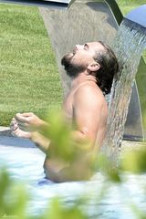 组图：莱昂纳多扭肥腰戏猛男 无需PS也看醉了