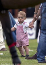 组图：威廉王子参加马球比赛 凯特带小王子助威