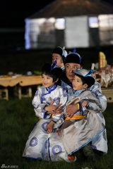 组图：《爸爸2》草原篝火晚会 萌娃成可爱吃货