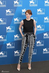 组图：《鸟人》亮相威尼斯 诺顿石头姐俏皮搞怪