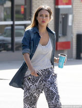 组图：阿尔芭牛仔风抱娃出街 宝贝蓝色短裙呆萌